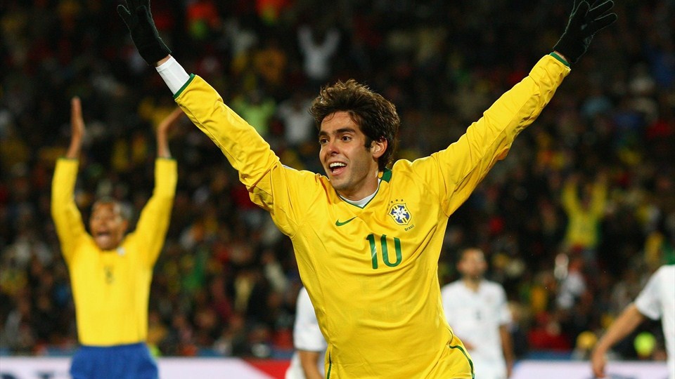 Бразилец Кака празднует победный гол в финале