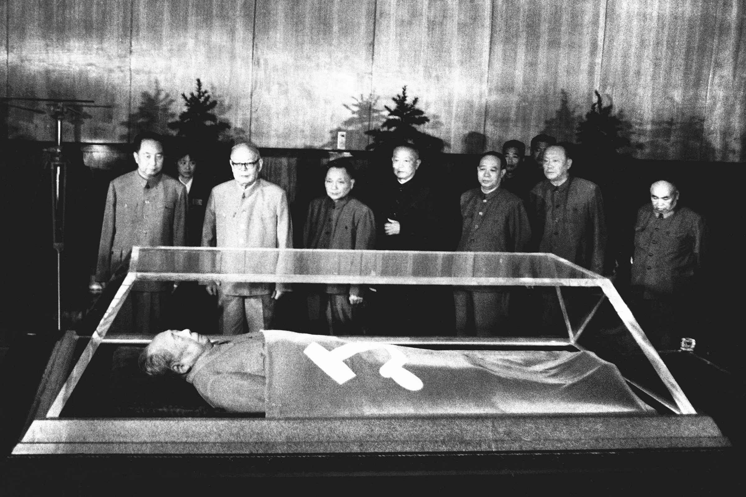 Несмотря на предсмертное желание быть кремированным, Мао Цзэдун после смерти был все-таки помещен в мавзолей
