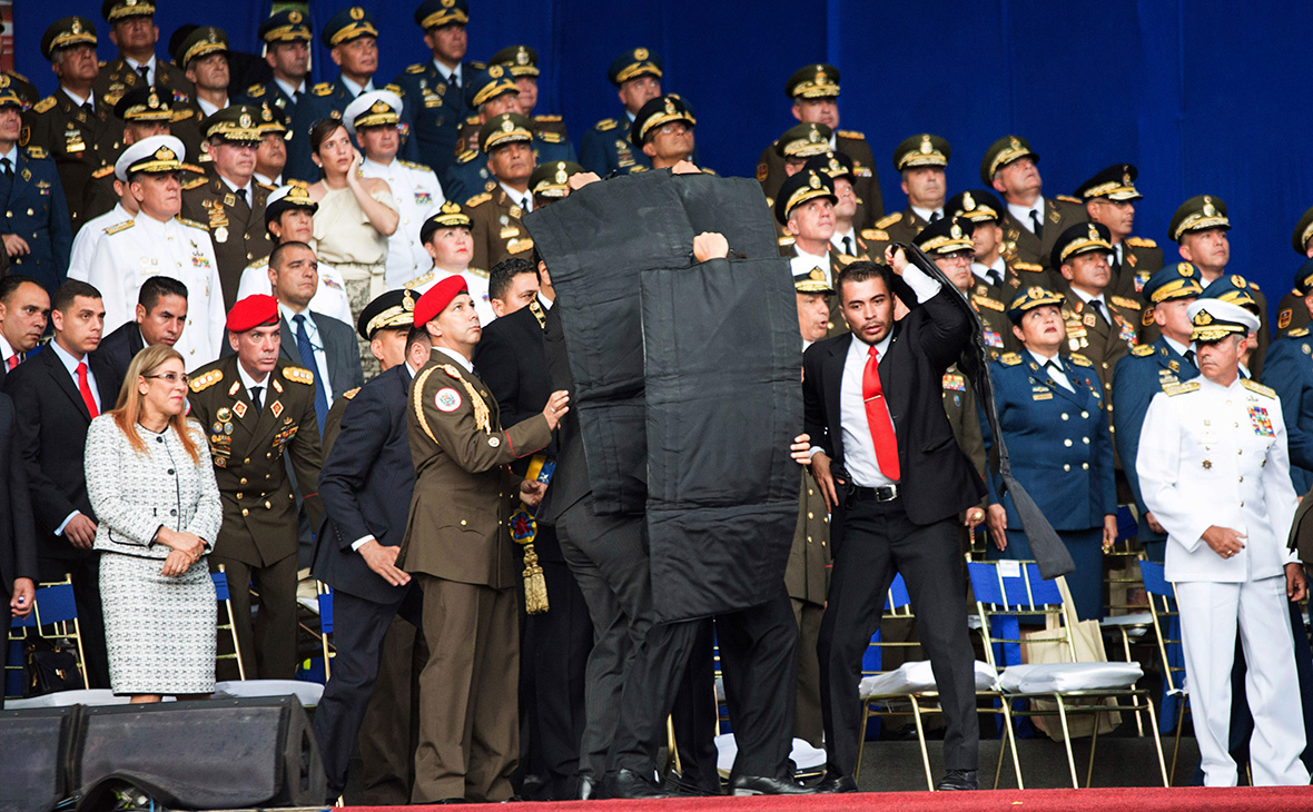 Охрана защищает Николаса Мадуро во время церемонии