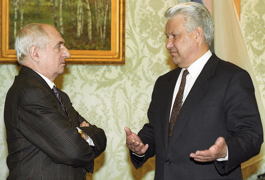 Марк Захаров и президент России Борис Ельцин (справа)