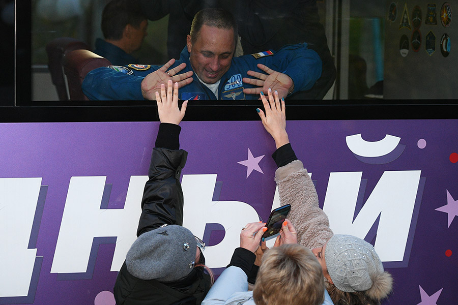 На фото:  космонавт Антон Шкаплеров прощается из автобуса с провожающими перед стартом космического корабля &laquo;Союз МС-19&raquo; на космодроме Байконур
