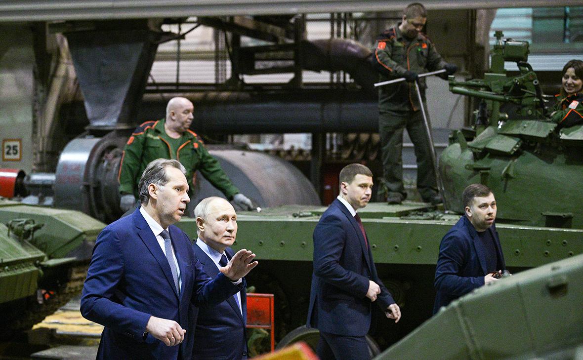 Владимир Путин (второй слева) во время посещения &laquo;Уралвагонзавода&raquo;