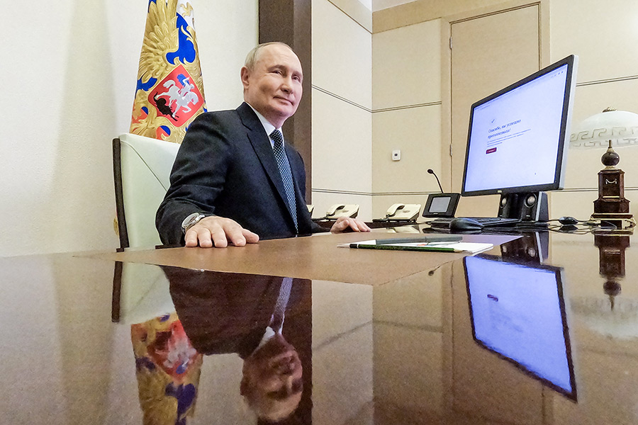 Владимир Путин проголосовал онлайн в рабочем кабинете. Он впервые отдал голос на президентских выборах с помощью дистанционного электронного голосования.