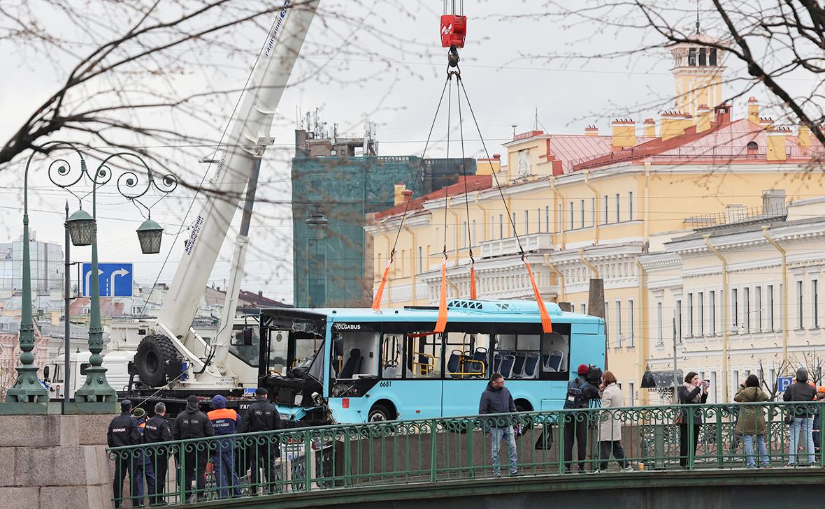 Начальник автоколонны частично признал вину в падении автобуса в Мойку