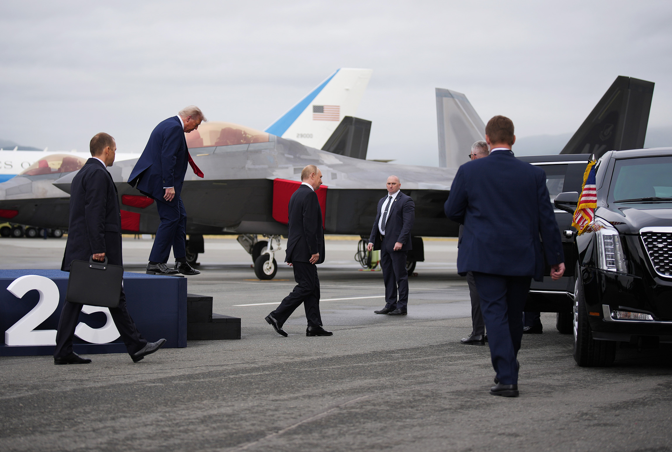 Владимир Путин и Дональд Трамп общались в Cadillac американского президента без переводчиков, пишет The New York Times