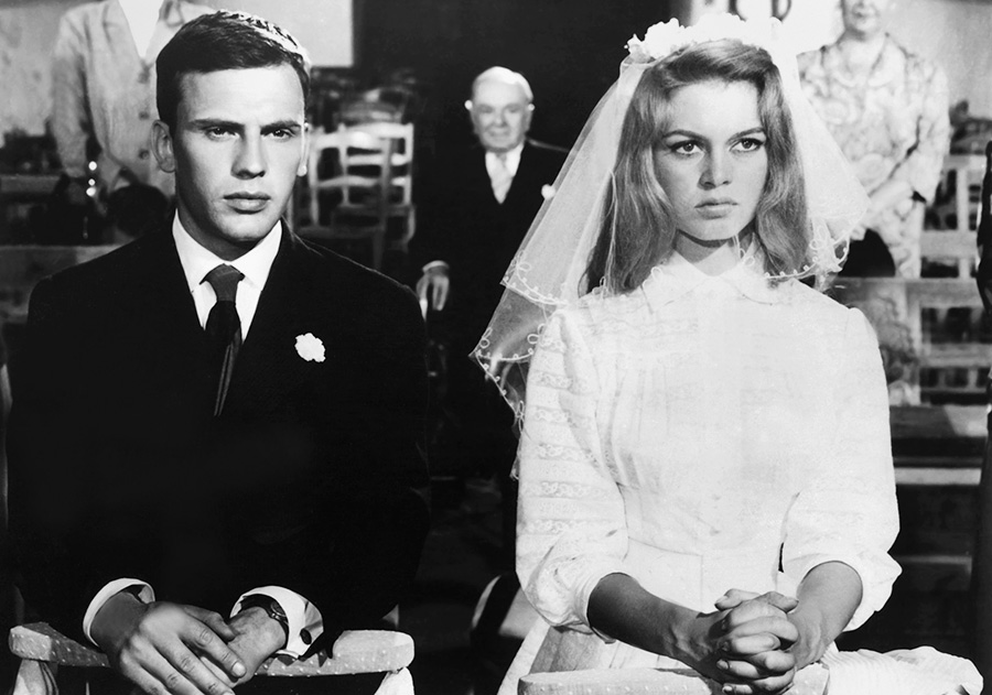 Бардо говорила, что играя в фильме, она была &laquo;сама собой&raquo;, поэтому влюбилась в любовника своей героини&nbsp;&mdash; женатого в то время актера Жан-Луи Трентиньяна. &laquo;С Вадимом мы жили как брат и сестра. Я оставалась к нему бесконечно привязана, он был мне опорой, другом, семьей. Но не возлюбленным. Я давно остыла к нему. А к Жану-Луи я испытывала безумную страсть. Скромный, глубокий, внимательный, серьезный, спокойный, сильный, застенчивый&nbsp;&mdash; не похожий на меня, лучше меня!&raquo; &mdash; рассказывала актриса. Роману актеров не помешал ни военный призыв&nbsp;&mdash; несмотря на боевые действия в Алжире, Бардо смогла добиться перевода Трентиньяна на службу в Париж, где он занимался бумажной работой,&nbsp;&mdash; ни супружеские связи обоих.&nbsp;Трентиньян развелся в 1956 году, Бардо&nbsp;&mdash; в 1957-м.

Время, проведенное с Трентиньяном, Бардо вспоминала как самое счастливое в ее жизни: &laquo;Жили мы, как Адам и Ева, в раю на четвертом этаже без лифта в доме N&ordm; 79 по улице Шардон-Лагаш. Но нет рая без змея-искусителя. Наш свернулся в кинопленку и назвался &laquo;Кино&raquo;.