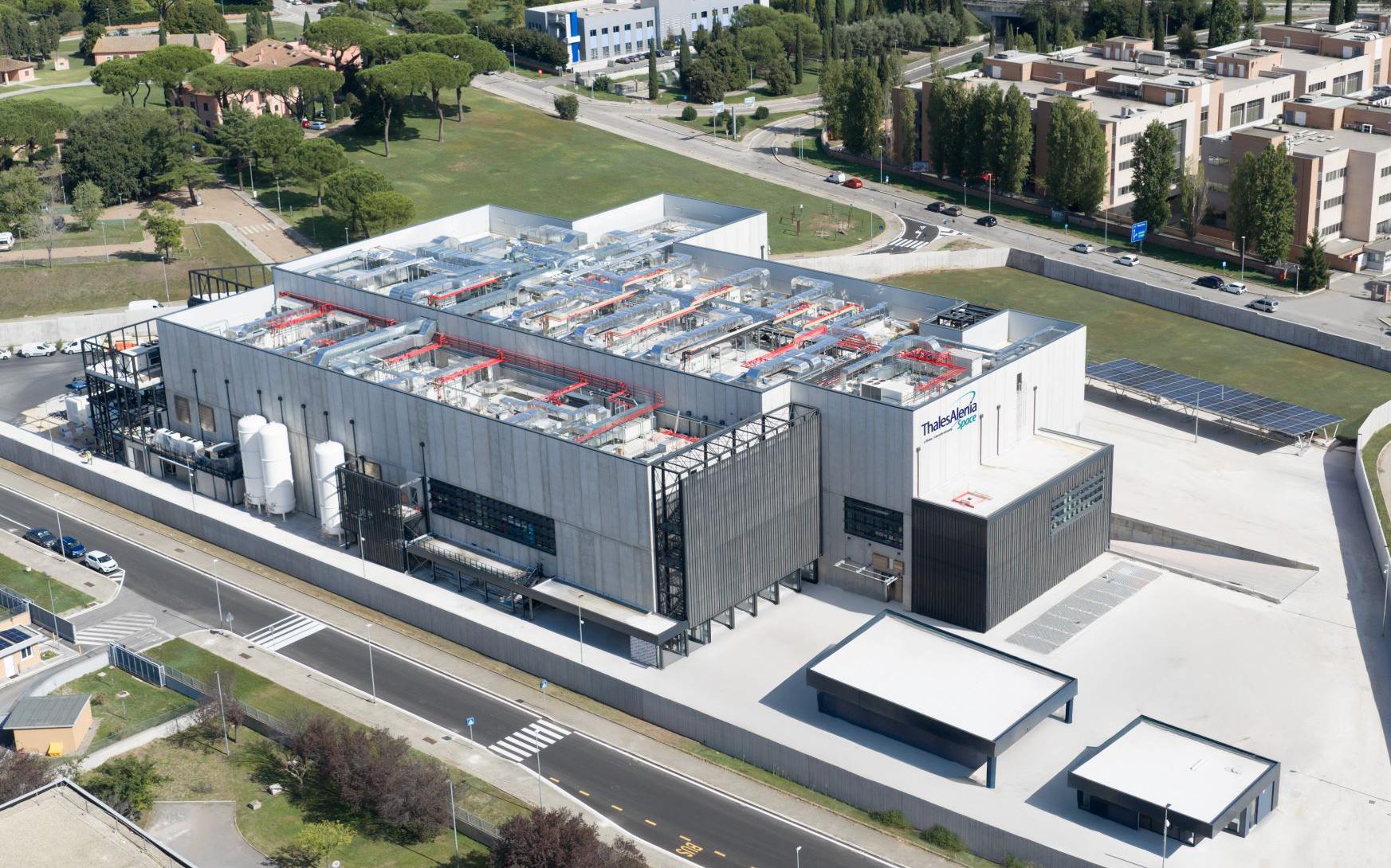 Вид завода в Риме снаружи