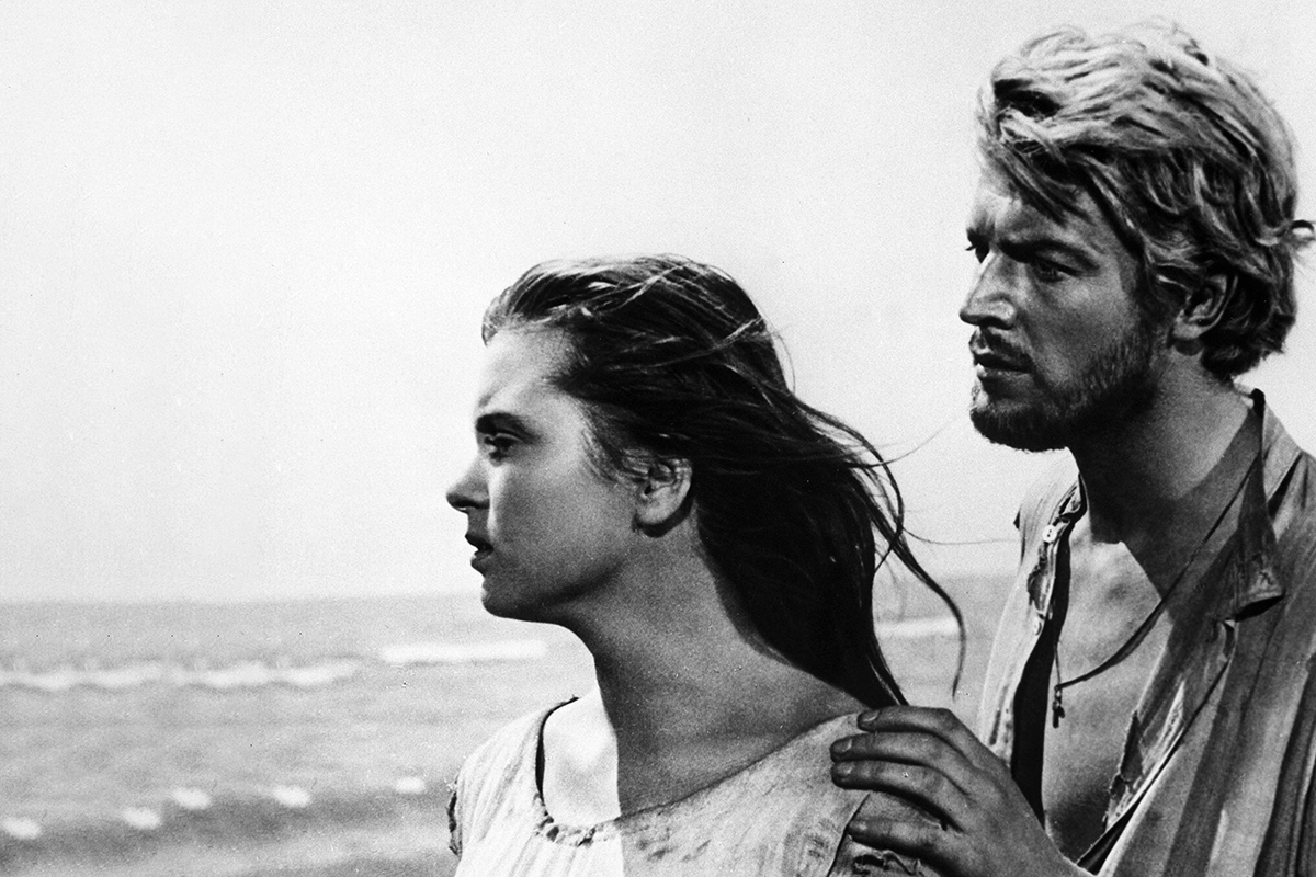 Олег Стриженов был одним из самых красивых и харизматичных актеров советского кино. Олег Стриженов и Изольда Извицкая в фильме «Сорок первый», 1956 год