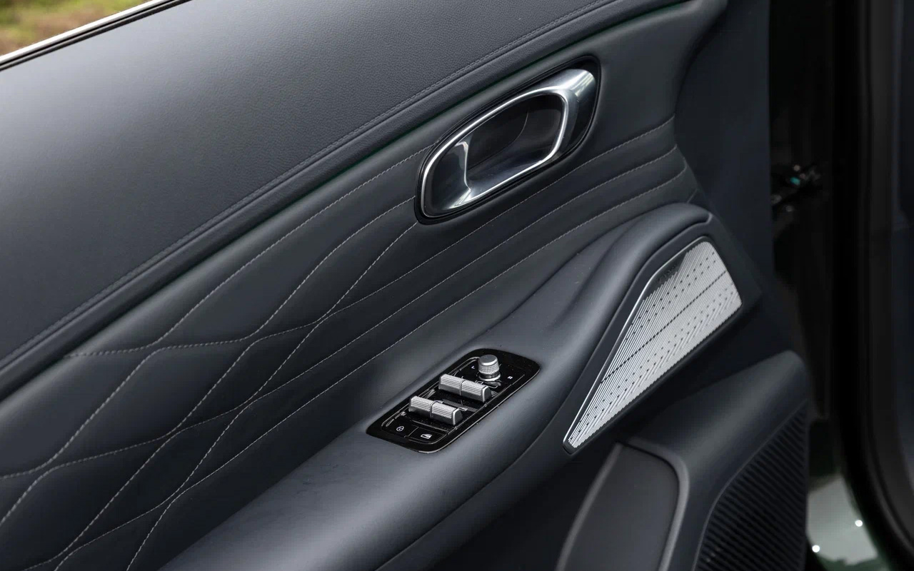 На водительской двери Geely EX5 EM-i нашлось место привычному блоку управления боковыми зеркалами. Зачет!