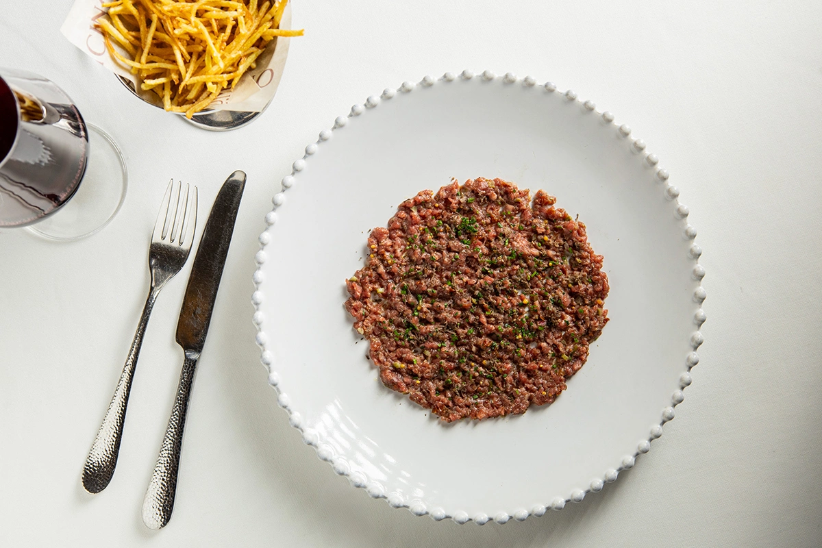 Тартар из говядины с черным трюфелем и хрустящим картофелем пай