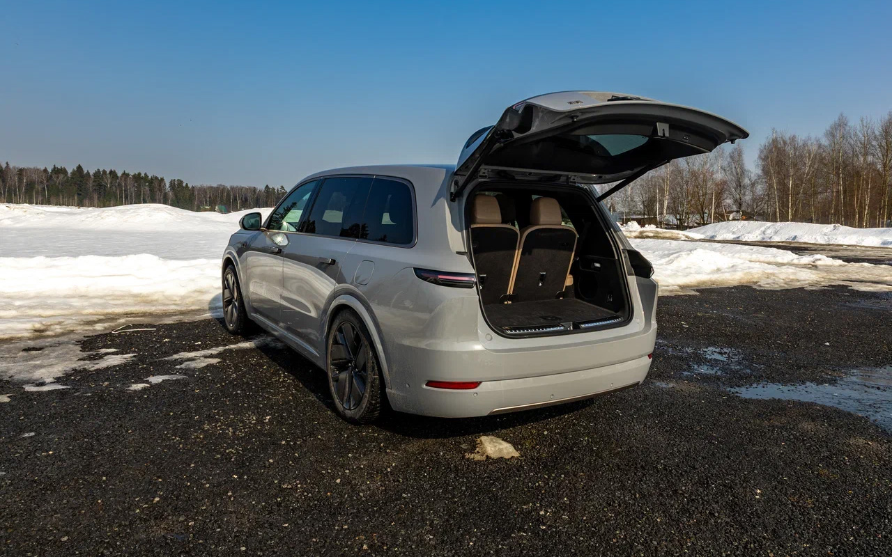 Проем багажника у&nbsp;Lixiang L9 солидный&nbsp;и широкий. При погрузке-выгрузке машину можно дополнительно приопустить, нажав на кнопку в &laquo;трюме&raquo;