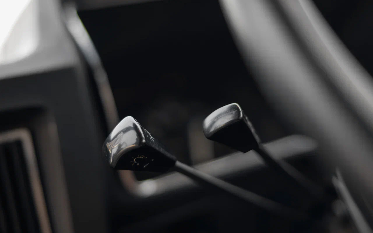 Гудок подаешь типично по-французски — нажатием подрулевого рычажка