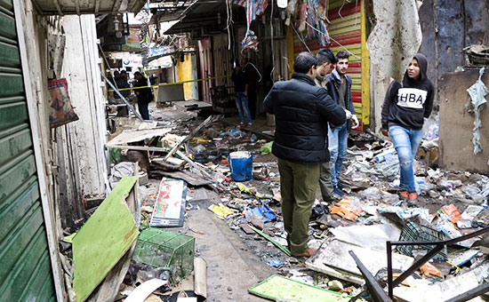 Спецслужбы на месте взрыва на рынке в центре Багдада


