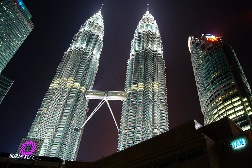 № 12&ndash;11. Башни-близнецы Torre Petronas


	Высота: 451,9 м, 88 этажей
	Место: Куала-Лумпур, Малайзия
	Назначение: офисы
	Архитектура: Cesar Pelli &amp; Associates
	Дата строительства: 1998 год

