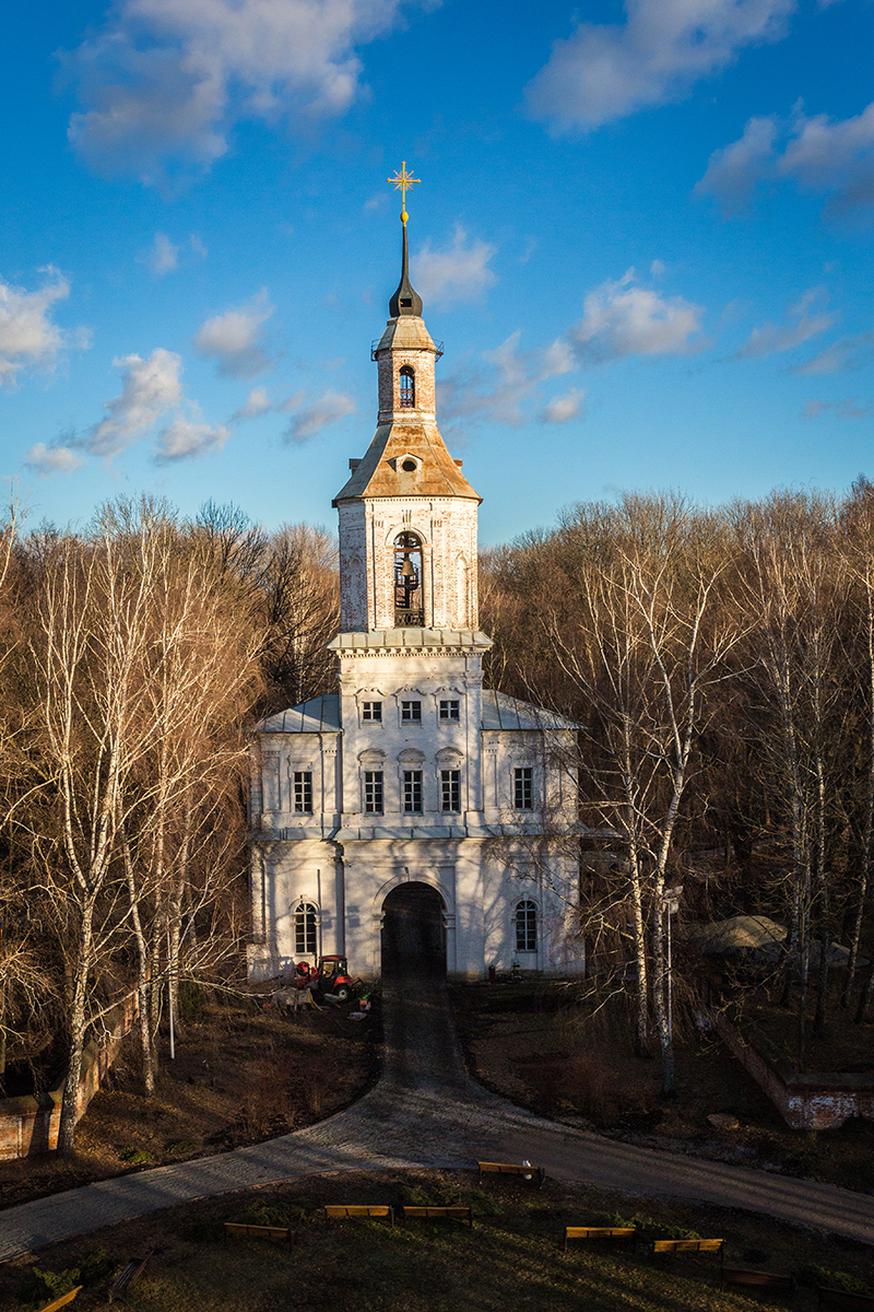 Въездная башня на территории Богородицкого дворца-музея и парка в бывшей усадьбе графов Бобринских