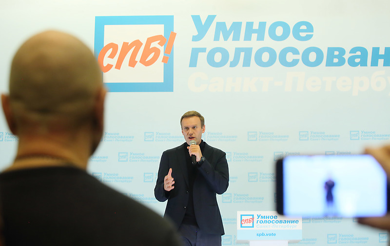 Алексей Навальный на встрече со сторонниками в Петербурге