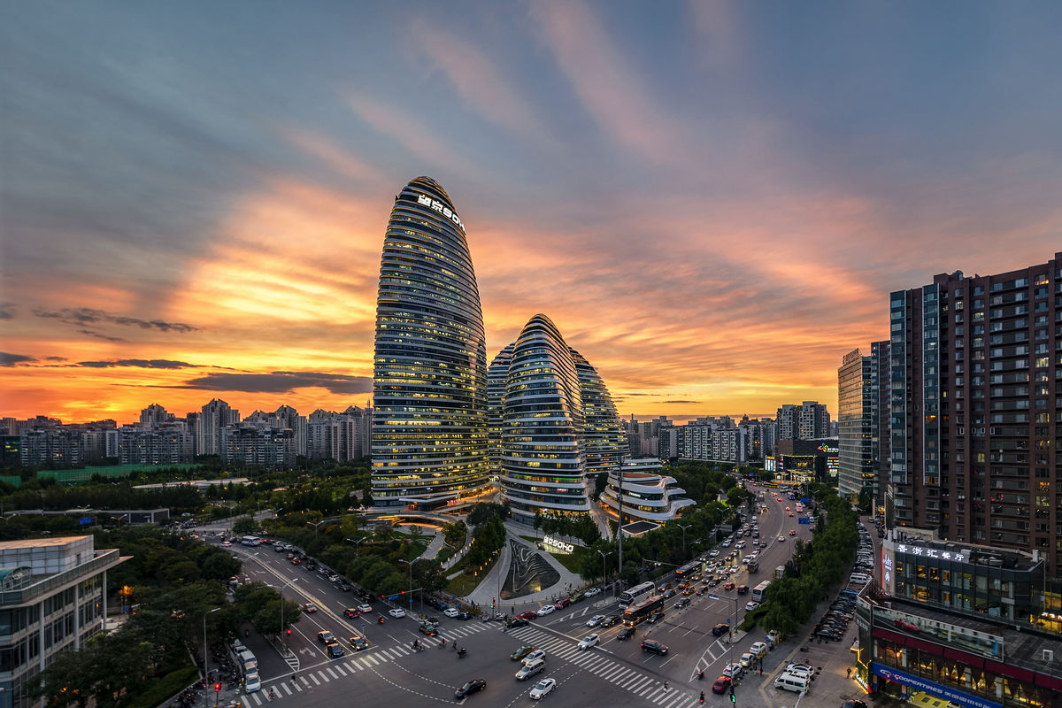 Многофункциональный торгово-офисный комплекс Sky SOHO в Шанхае представляет собой четыре башни обтекаемой формы, которые соединяют четыре озелененных моста