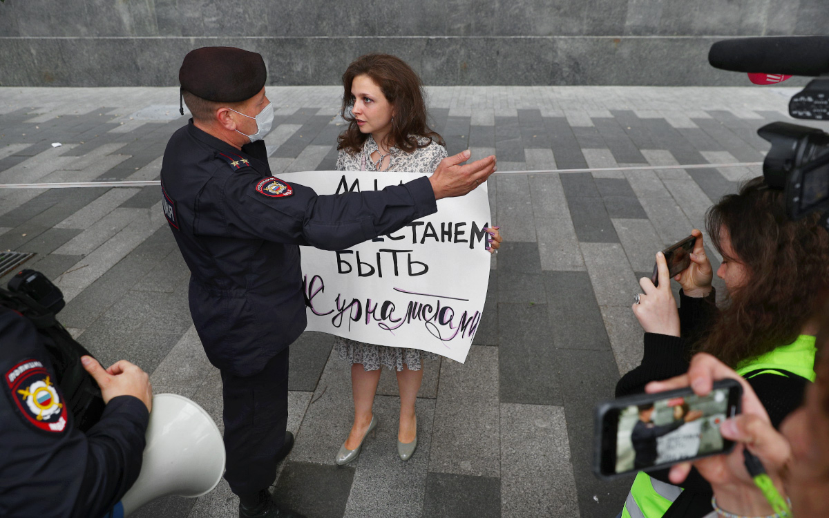 Полиция отпустила почти всех задержанных за пикеты у ФСБ журналистов — РБК