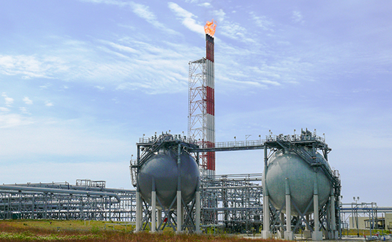 Емкости для хранения технологических газов на территории завода СПГ по производству сжиженного природного газа