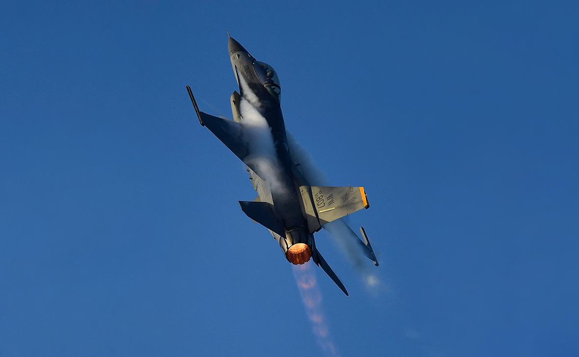 Politico узнала, что обучение украинских пилотов на F-16 не согласовано"/>













