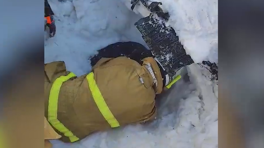 Пожарные в Подмосковье выкопали мужчину из-под крыши гаража