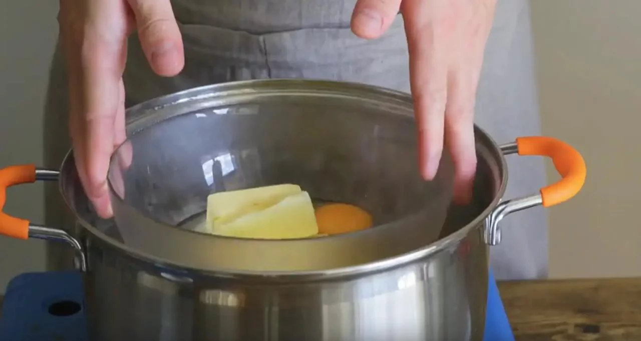 Поместите миску на водяную баню