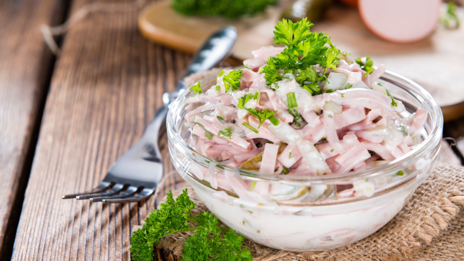 Чтобы сделать салат более праздничным, можно добавить в него немного сладкой кукурузы, зеленого яблока или гранатовых зерен