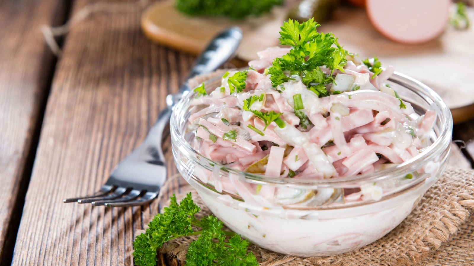 Чтобы сделать салат более праздничным, можно добавить в него немного сладкой кукурузы, зеленого яблока или гранатовых зерен