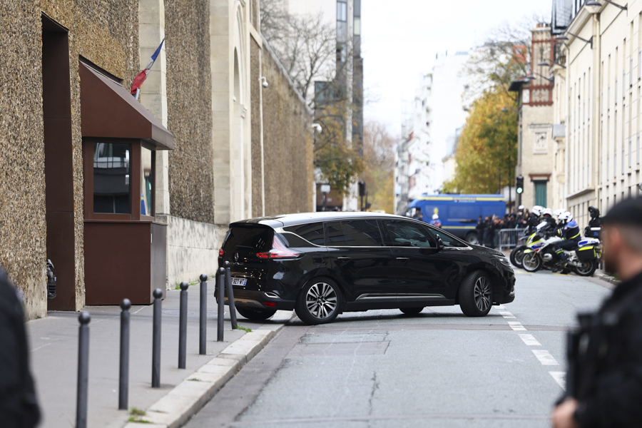 Автомобиль, на котором Николя Саркози, предположительно, покинул тюрьму Ла-Санте, где провел три недели