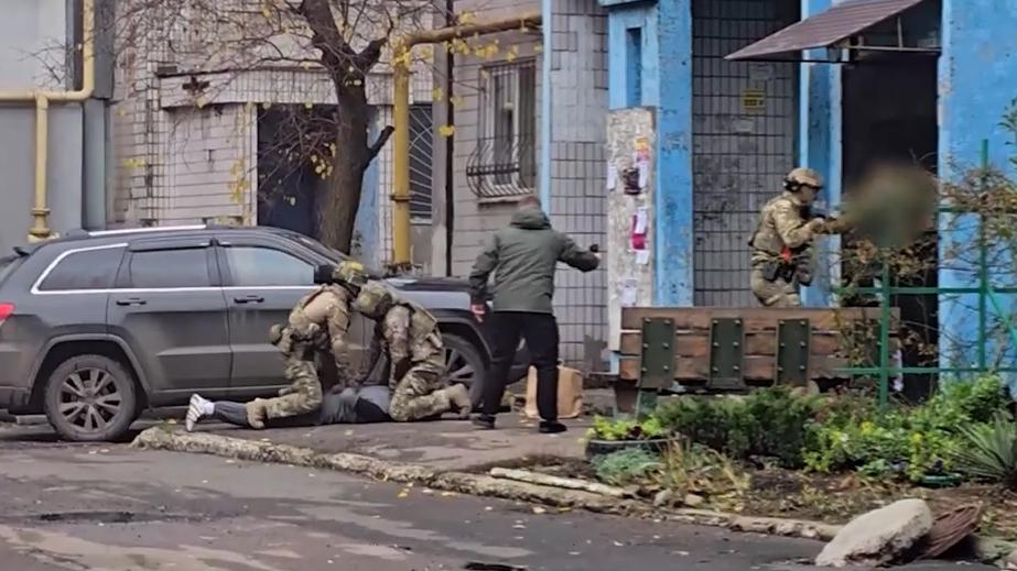 ФСБ задержала пытавшегося отравить офицера Минобороны пивом с ядом. Видео