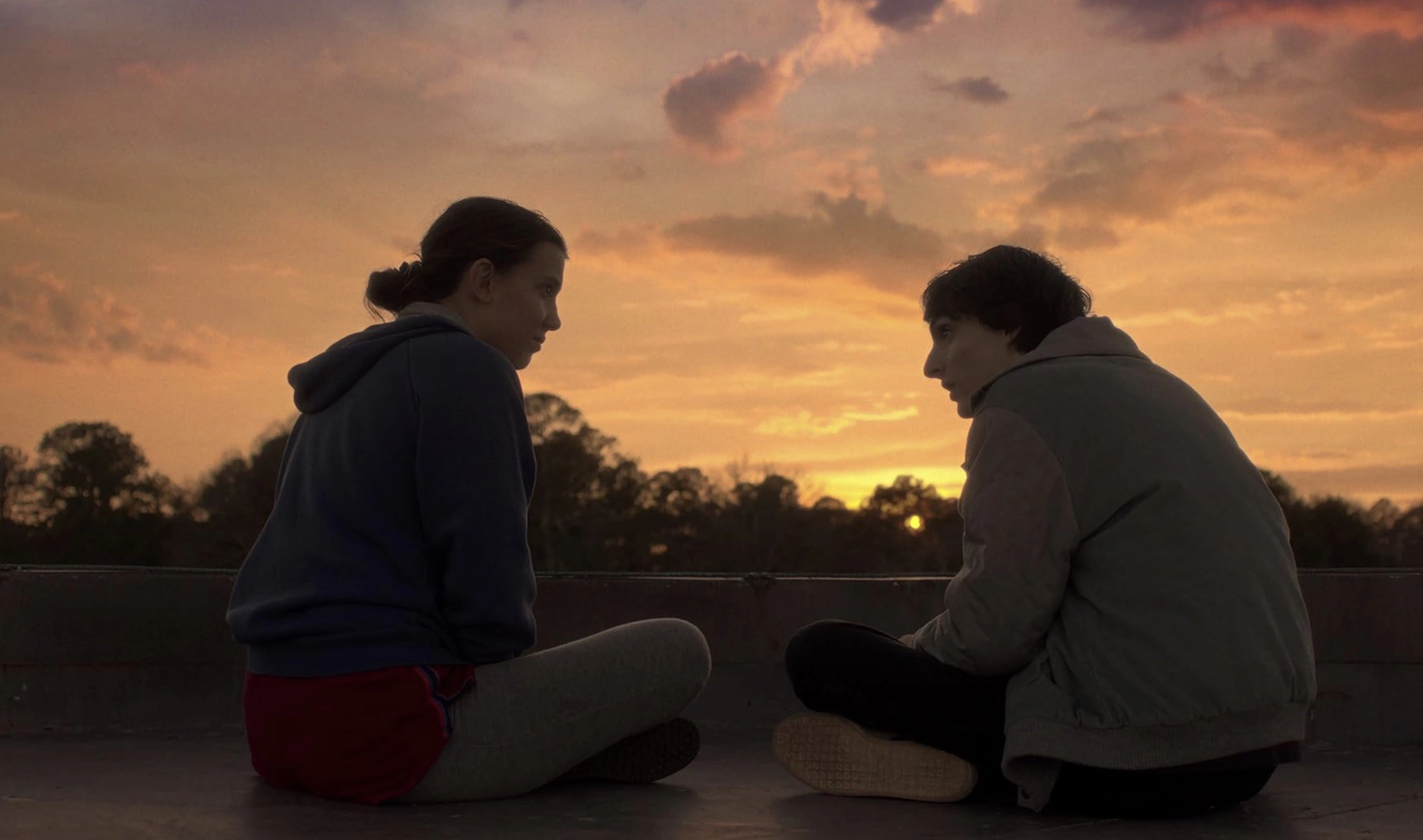 Одиннадцать и Майк (Милли Бобби Браун и Финн Вулфхард) перед последней отчаянной вылазкой в Изнанку в поисках логова Векны: оба еще не знают, что их ждет. Как и фанаты шоу. Кадр из пятого сезона сериала «Очень странные дела»