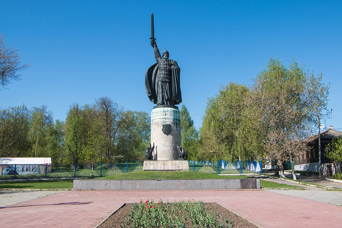 Муром — родина былинного богатыря Ильи Муромца, которому в 1999-м установили памятник
