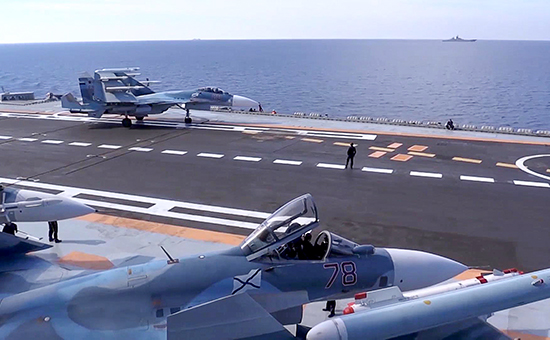 Истребитель Су-33 во&nbsp;время боевого вылета с&nbsp;палубы тяжелого авианесущего крейсера &laquo;Адмирал Кузнецов&raquo;


