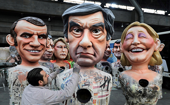 Фигуры, изображающие кандидатов в президенты Франции&nbsp;​Эмманюэля Макрона,&nbsp;​Франсуа Фийона и&nbsp;​Марин Ле Пен (слева направо)


