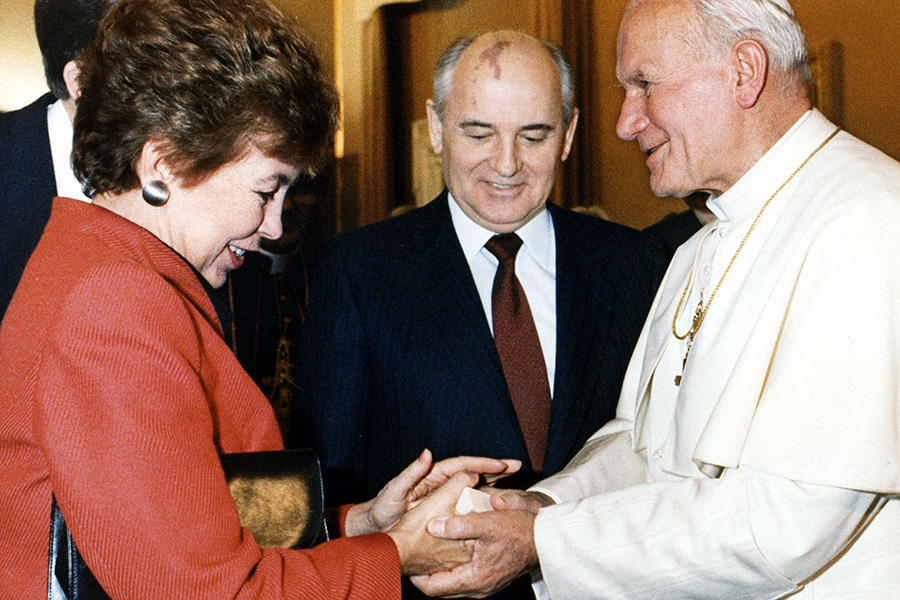 Президент СССР Михаил Горбачев, его жена Раиса Горбачева и папа римский Иоанн Павел II


