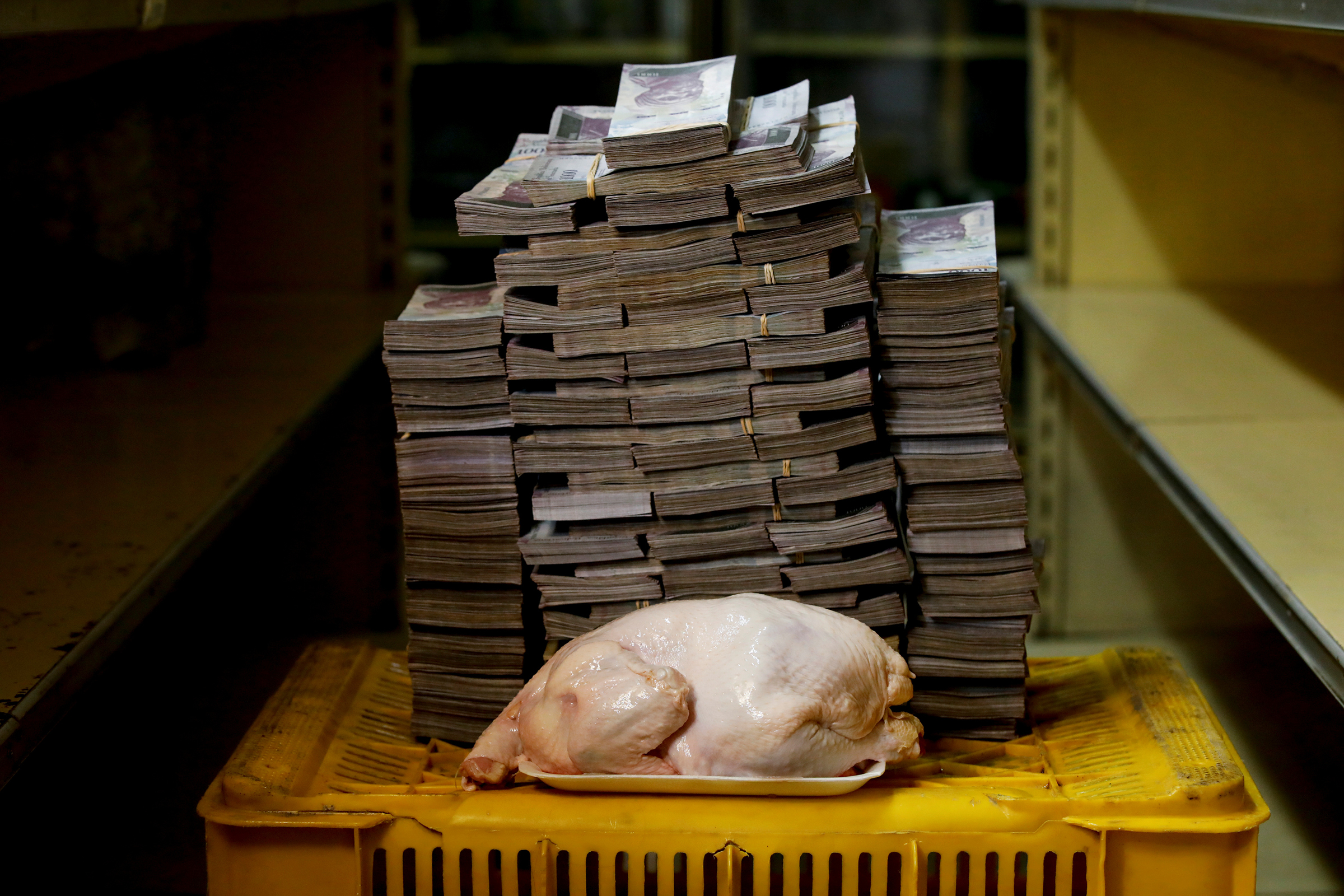 2,4 кг курятины стоят 14,6 млн боливаров, или $2,22
