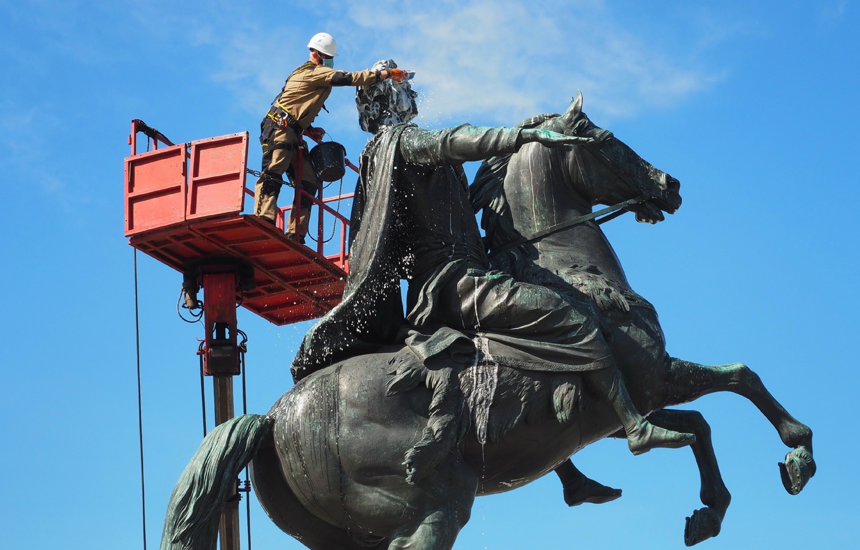 Реставрация памятника Петра 1 в Петербурге