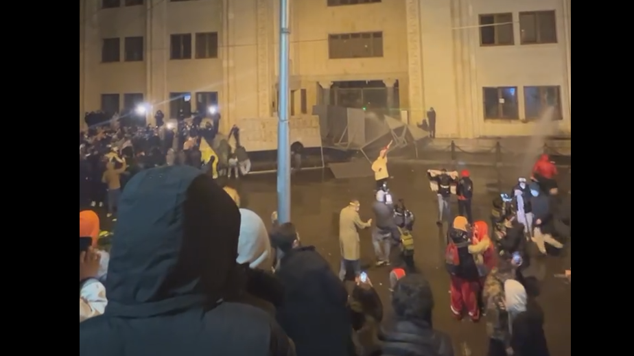 Спецназ разогнал протестующих, окруживших здание парламента в Тбилиси