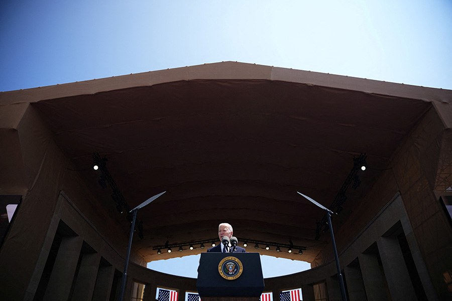 Президент США Джо Байден выступил с речью на церемонии в честь 80-летия высадки в Нормандии на военном кладбище Кольвиль-сюр-Мер.