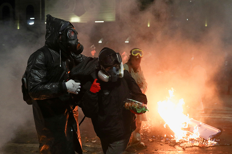 В один из дней протестов митингующие сожгли чучело основателя партии &laquo;Грузинская мечта&raquo; Бидзины Иванишвили.