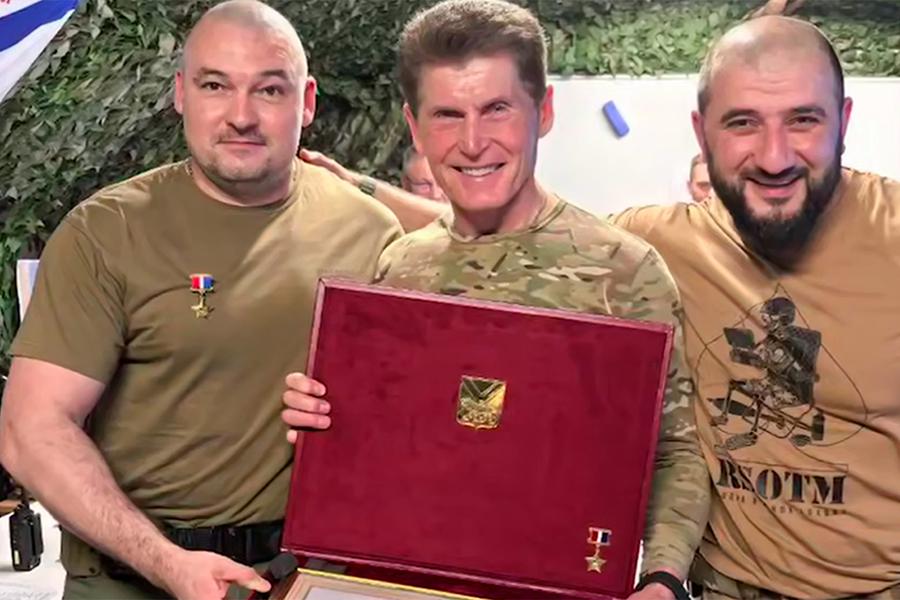 Михаил Гудков (слева) с&nbsp;губернатором Приморья Олегом Кожемяко (в центре)