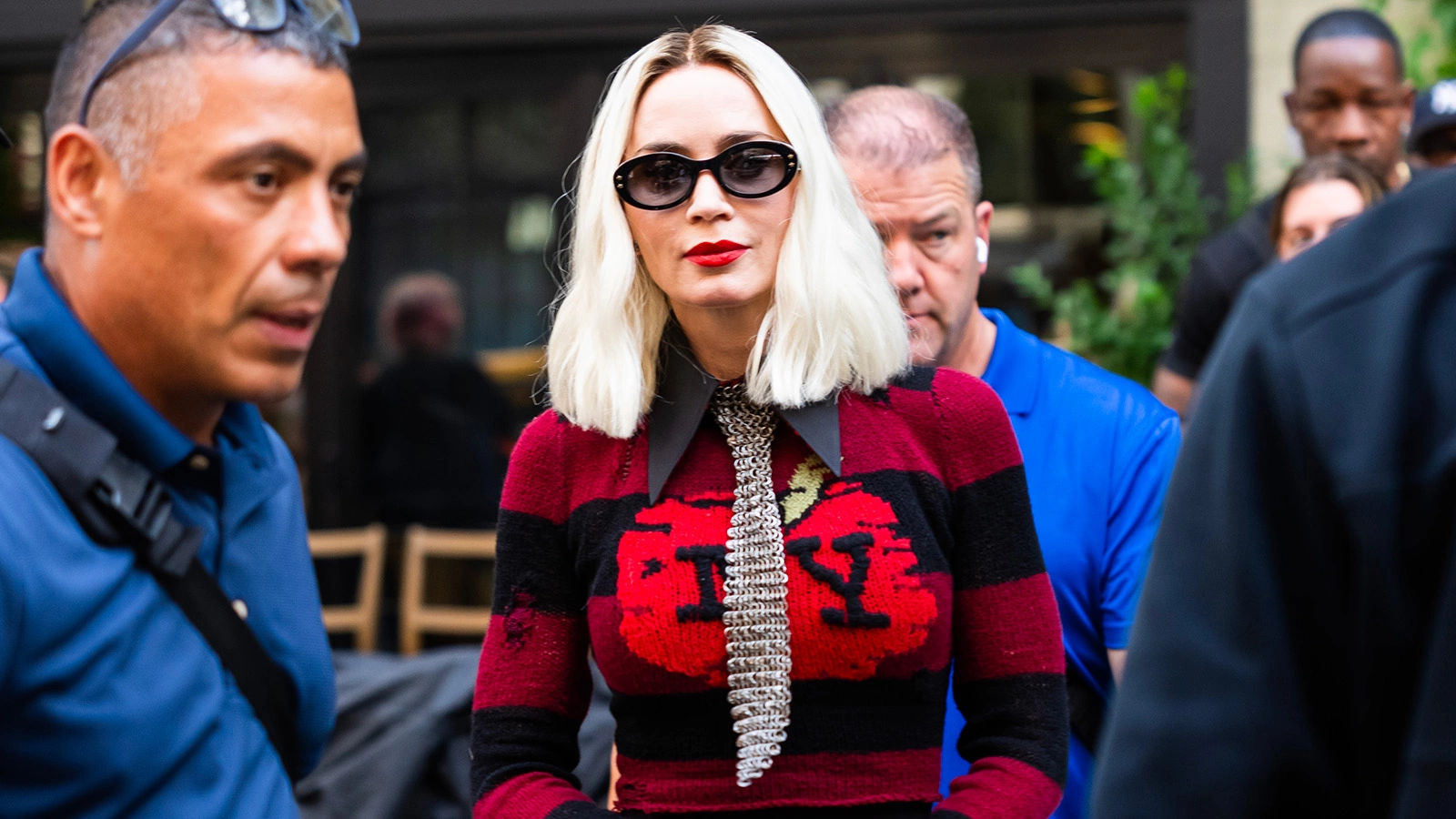 Эмили Блант на съемках фильма «Дьявол носит Prada 2». 14 августа 2025 года