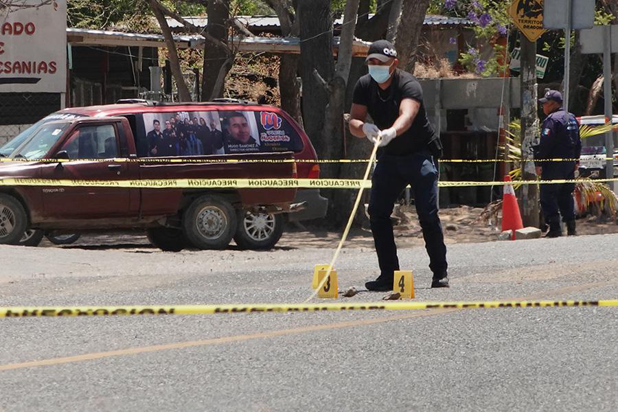 Судебно-медицинские эксперты и сотрудники полиции работают в районе убийства кандидата на пост мэра Ивонн Гальегос в городе Окотлан-де-Морелос, штат Оахака, Мексика, 20 марта 2021 года