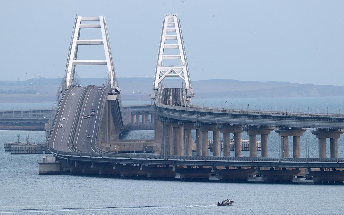 На Крымском мосту временно перекрыли движение