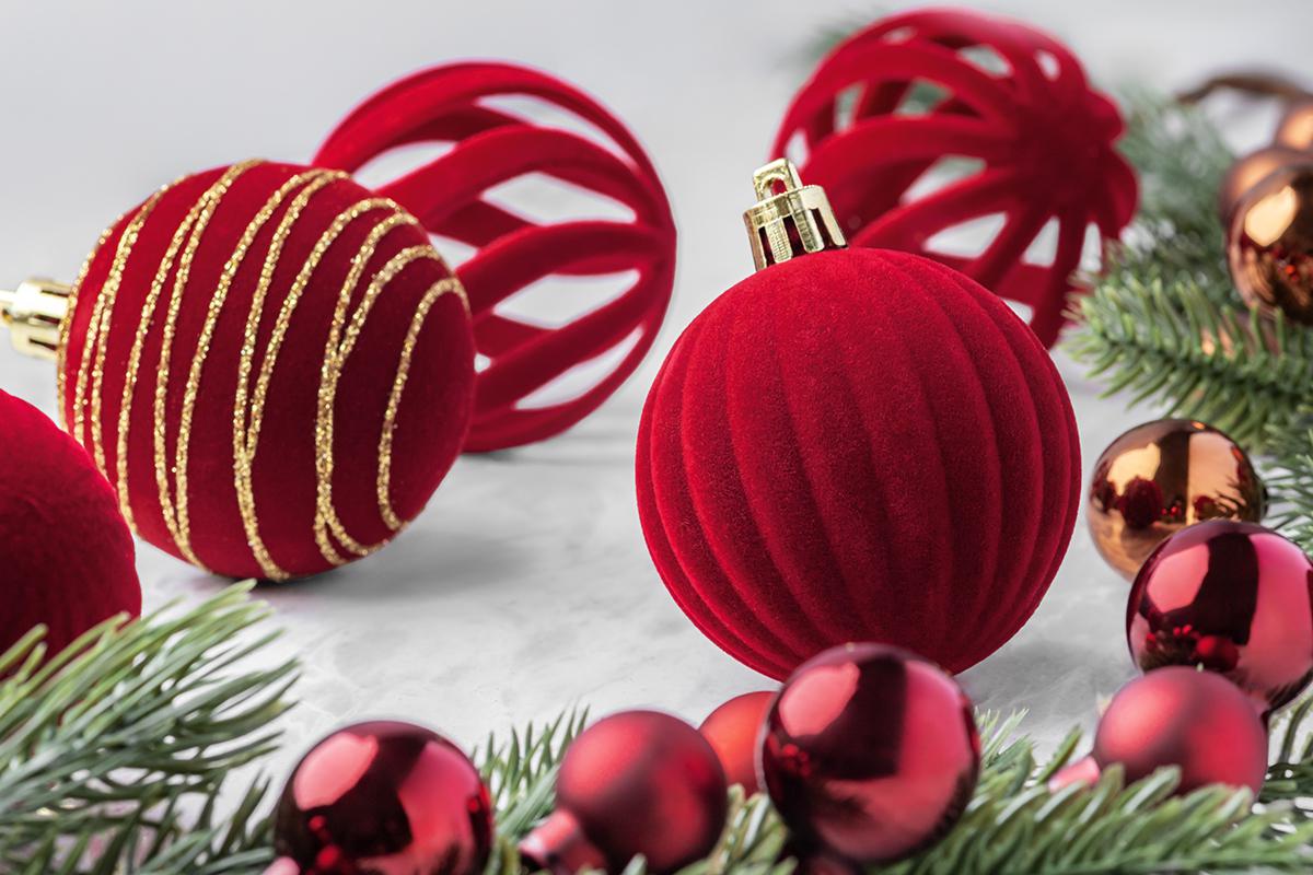 На велюровых украшениях может оседать пыль, протирайте их сухой тряпкой