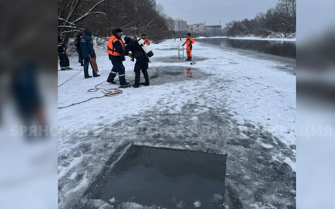 В Брянске катавшиеся на тюбинге дети провалились под лед