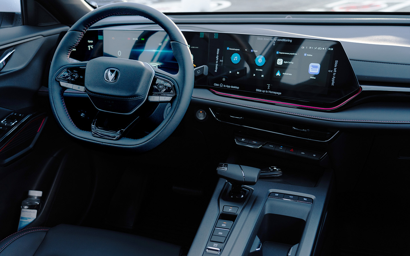 Нижняя часть руля скошена. Все&nbsp;говорит о спортивном характере кроссовера