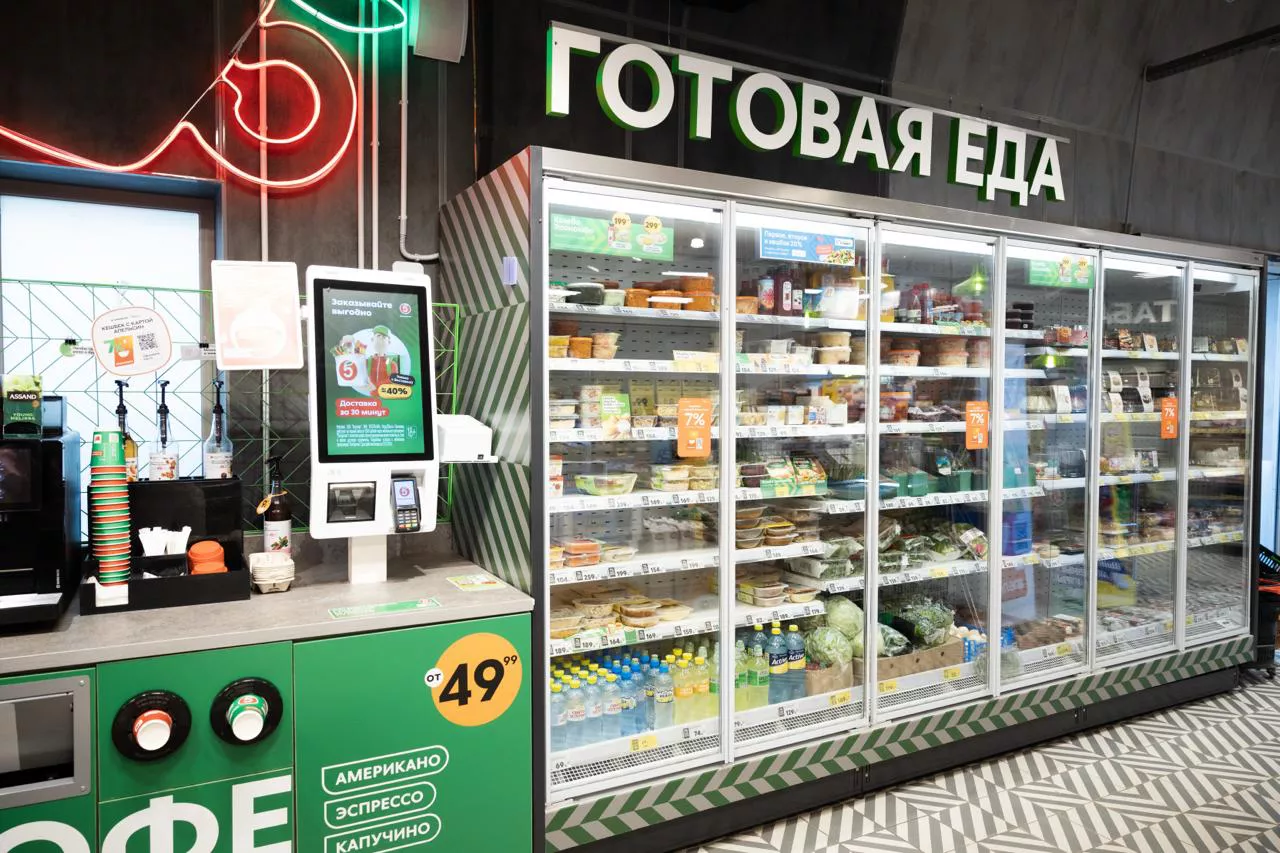 Стеллажи в магазине сети