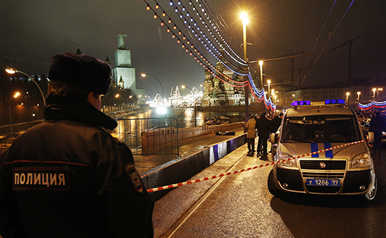 Полиция на месте убийства политика Бориса Немцова на Большом Москворецком мосту, 28 февраля 2015 год