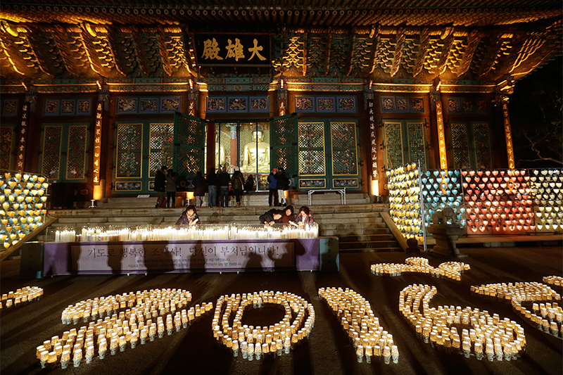 Буддисты зажигают свечи в храме Чогеса в Сеуле
